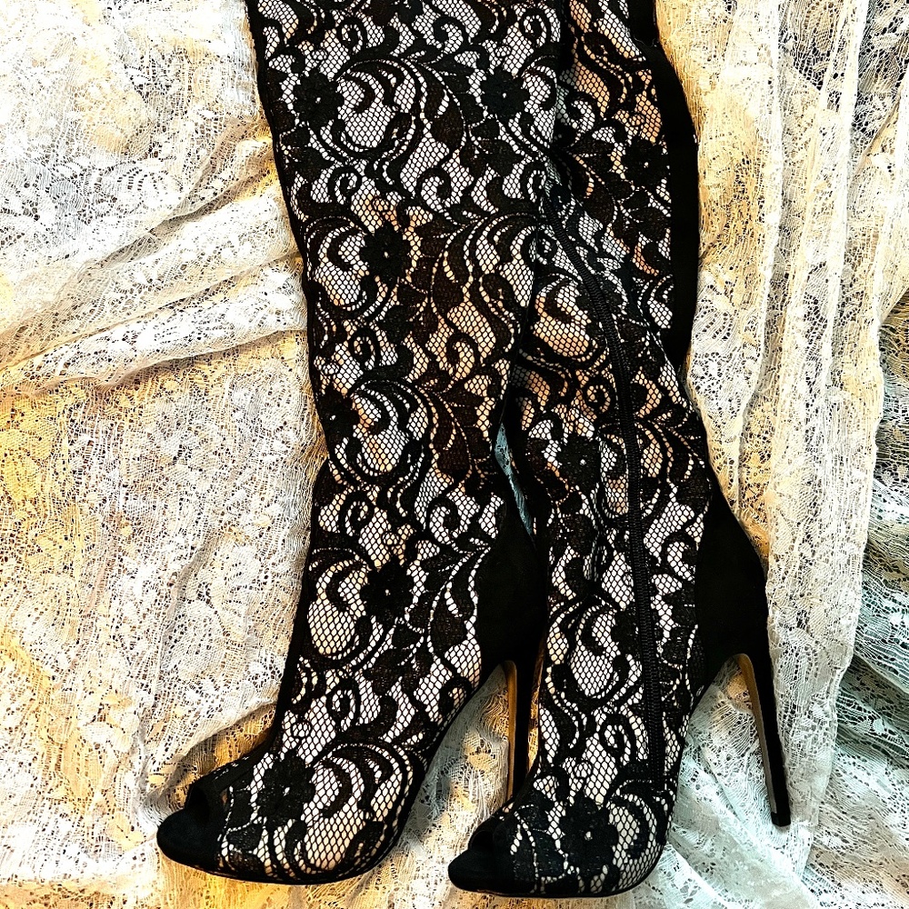 KAYE Thigh High BOOTS Sexy Lacey w/Stiletto Heel & OpenToe 7.5M By ShoeDazzle